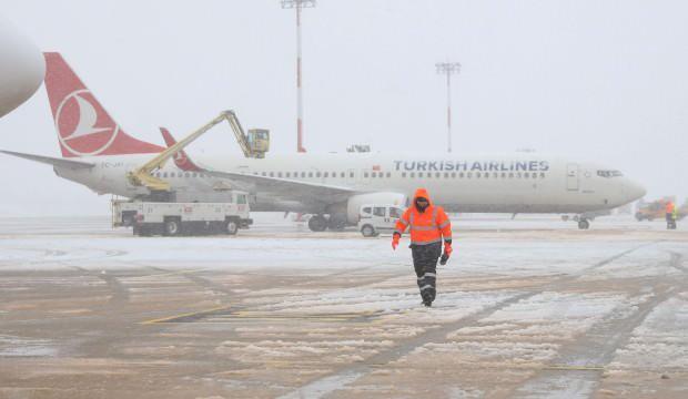 İstanbul’daki havalimanlarında 127 THY uçağına buzlanmayı önleyici işlem yapıldı