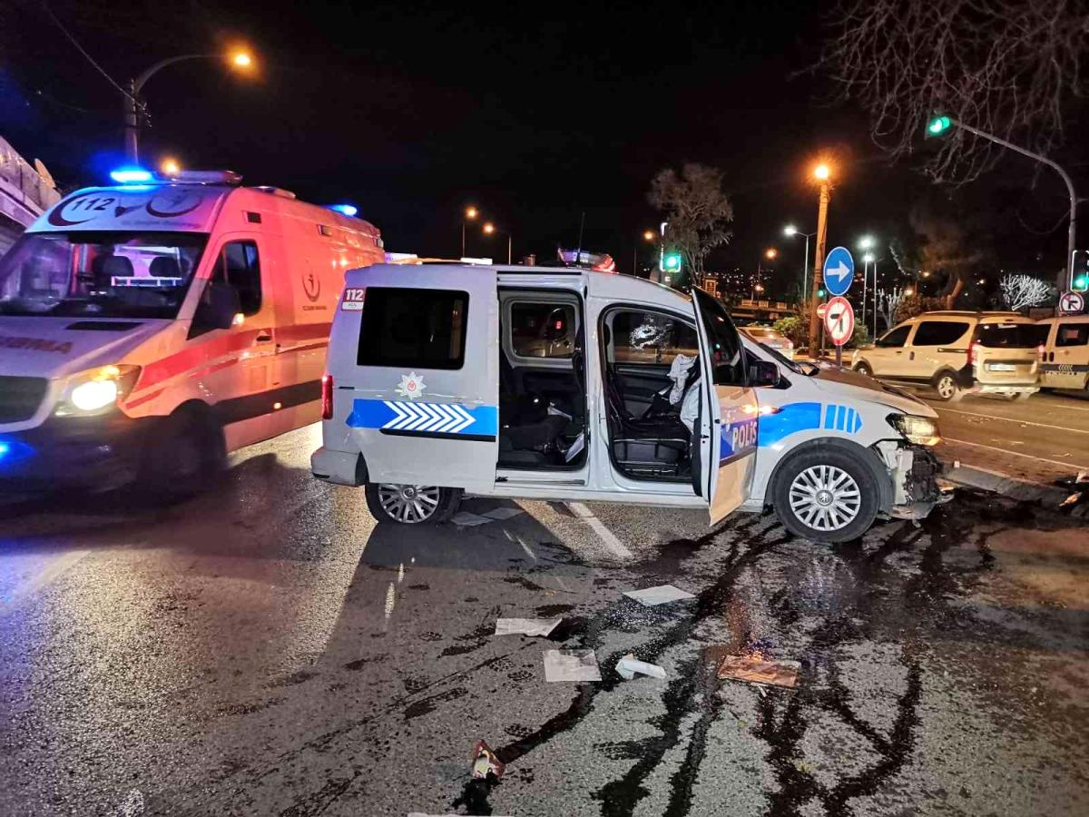 İzmir de polis aracı kaza yaptı: 2 polis yaralı
