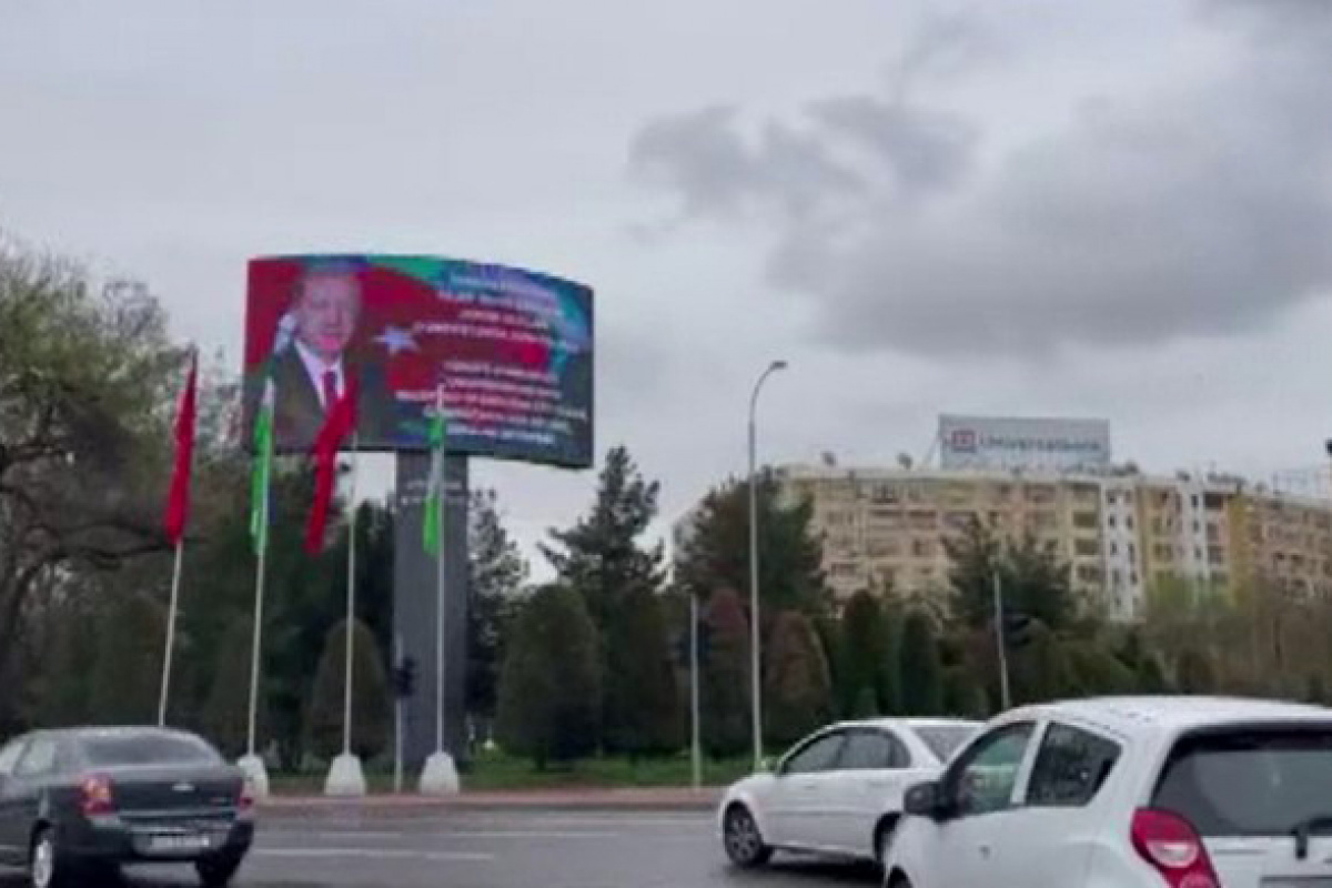 Özbekistan’da sokaklar, Türk bayrakları ve Erdoğan’ın posterleriyle süslendi