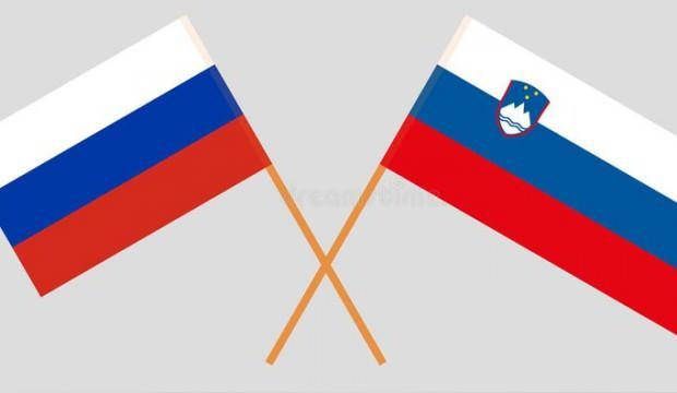 ‘Rusya bayrağına benziyor’ diye indirdiler
