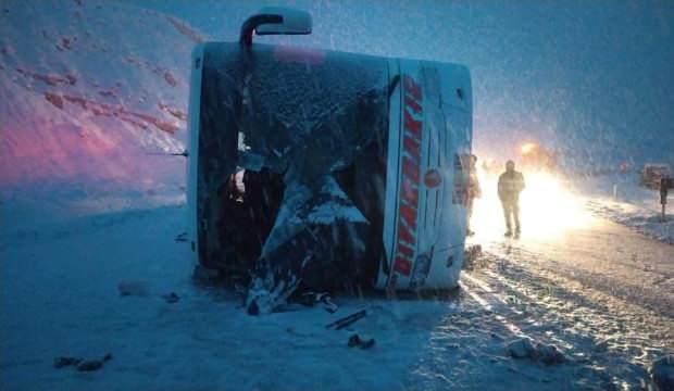 Sivas’ta yolcu otobüsü devrildi: 8’i ağır, 34 kişi yaralı