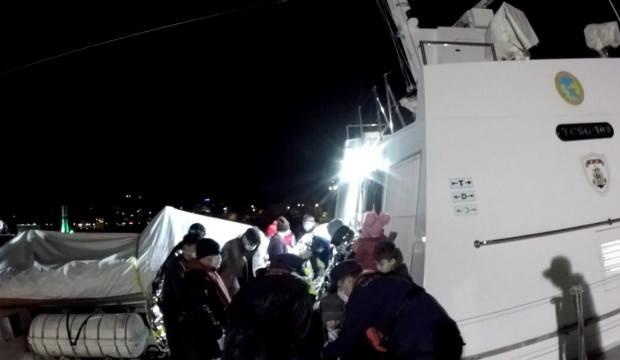 Yunanistan’ın ölüme ittiği 17 düzensiz göçmen kurtarıldı