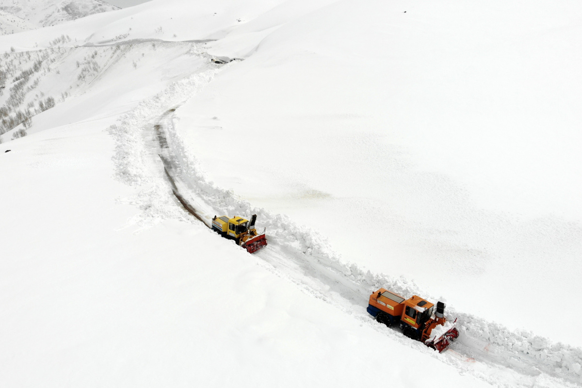 Batıda bahar, Muş’ta 8 metrelik karla mücadele
