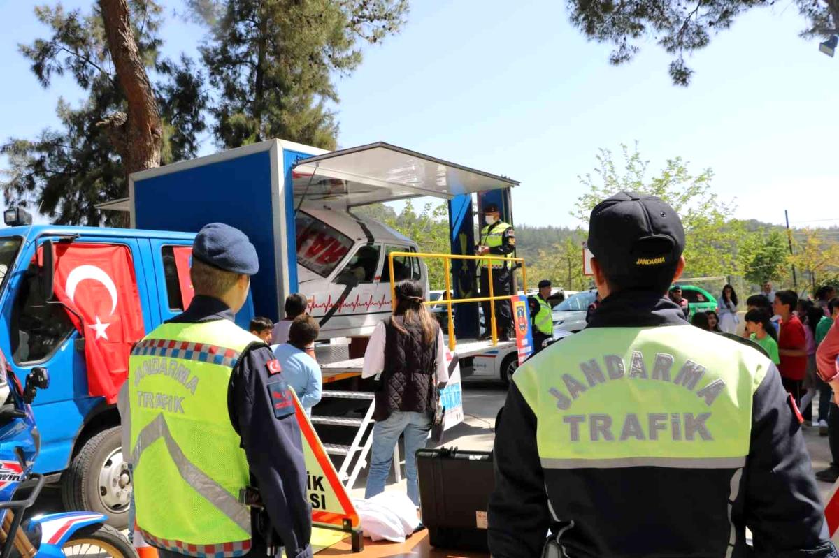 İzmir’de jandarma ekiplerinden öğrencilere trafik eğitim semineri