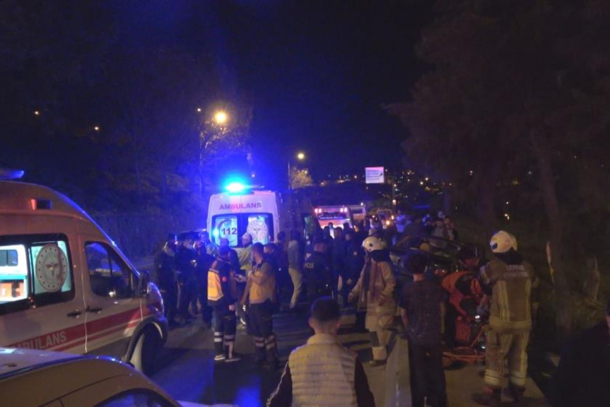 İzmir’de sıkıştırılan araç ağaca çarptı: 2 yaralı
