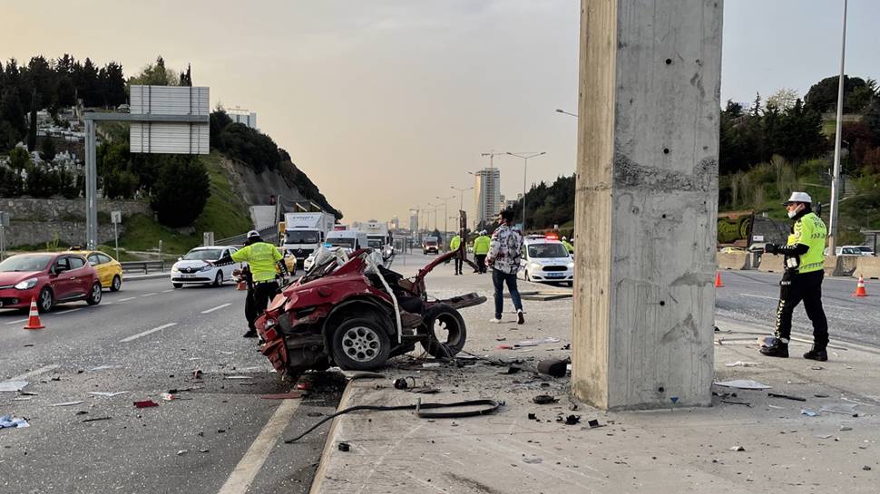Maltepe’de feci kaza: Otomobil ikiye bölündü