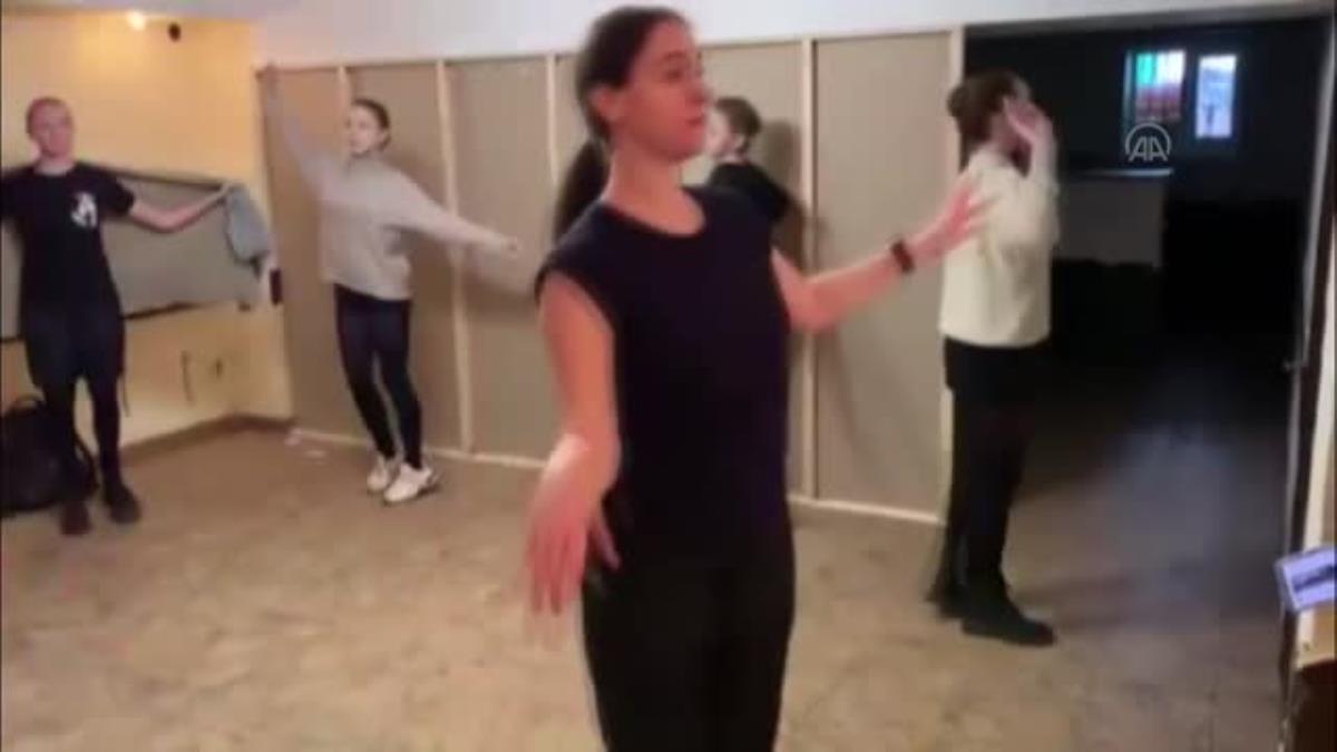 Provalarını sığınakta yapan Ukraynalı çocuklar, 23 Nisan’da İzmir’de dans edecek