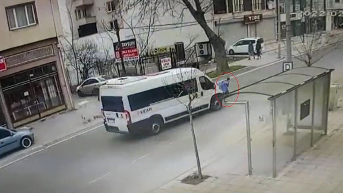 Tekirdağ’da sokak köpeklerinden kaçan çocuğa minibüs çarptı