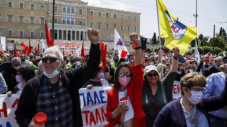 Atina’da halk İşçi Bayramı için sokaklara indi
