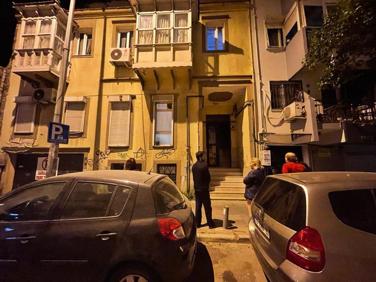 İzmir’de kopan kaya parçası bir apartmanın duvarına zarar verdi