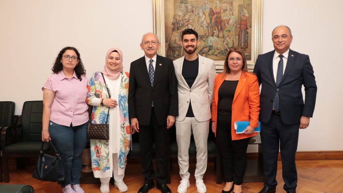 Kemal Kılıçdaroğlu, tahliye olan askeri öğrenciyi kabul etti