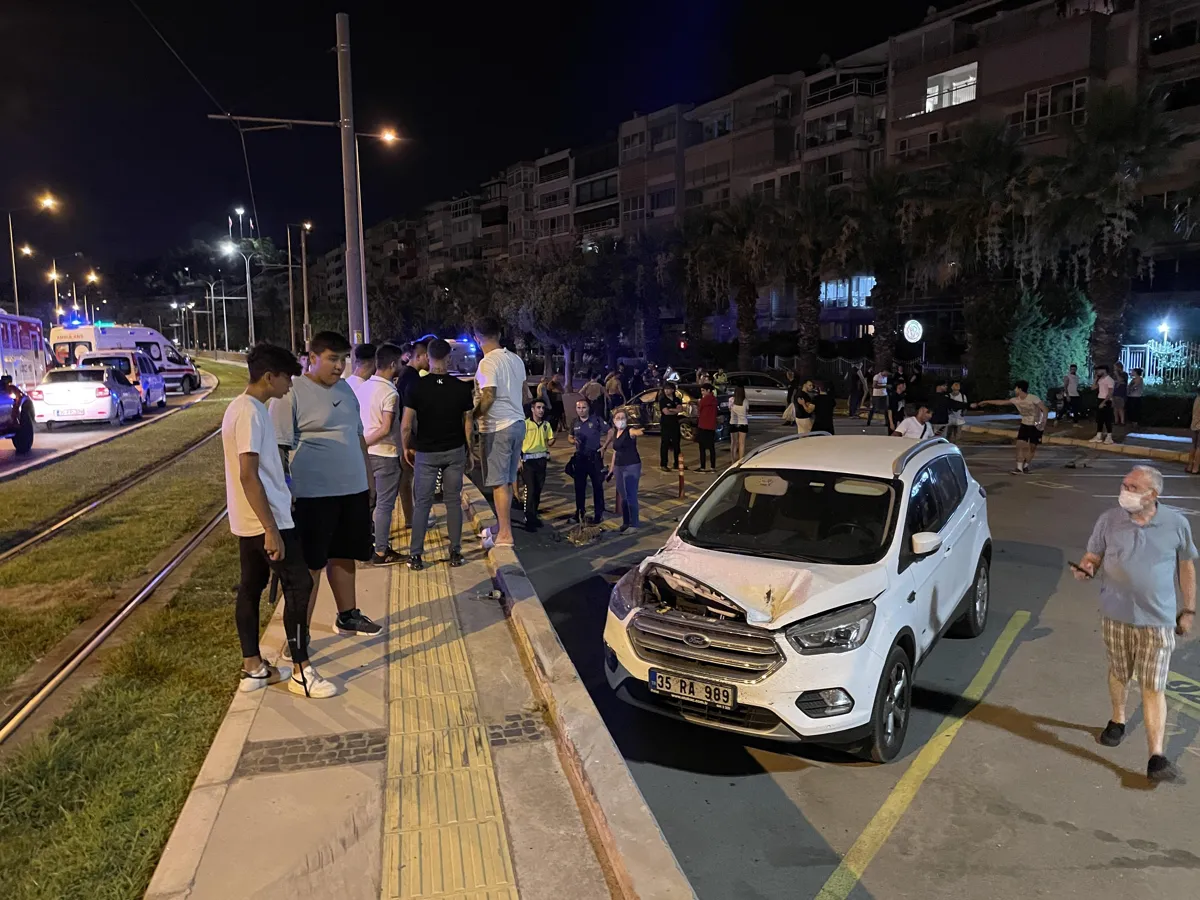 İzmir’de takla atan otomobildeki iki kişi yaralandı