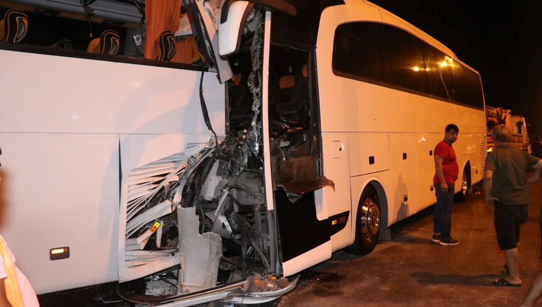 Antalya’da 2 otobüsün karıştığı kazada 2’si ağır 25 kişi yaralandı