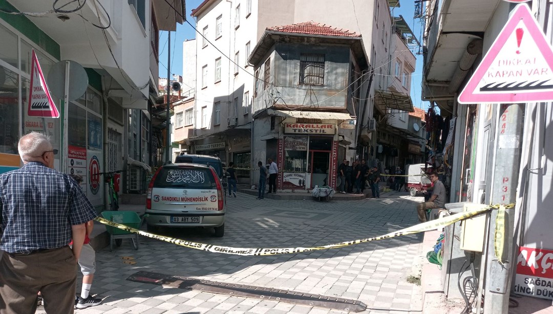 Eşini ve bir kişiyi öldürdü,