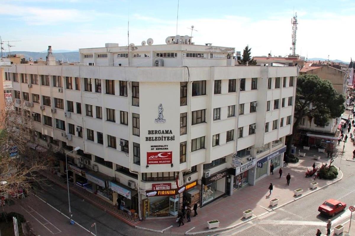 İzmir haber… Deprem nedeniyle boşaltılan Bergama Belediyesi binası için karar ay sonunda verilecek