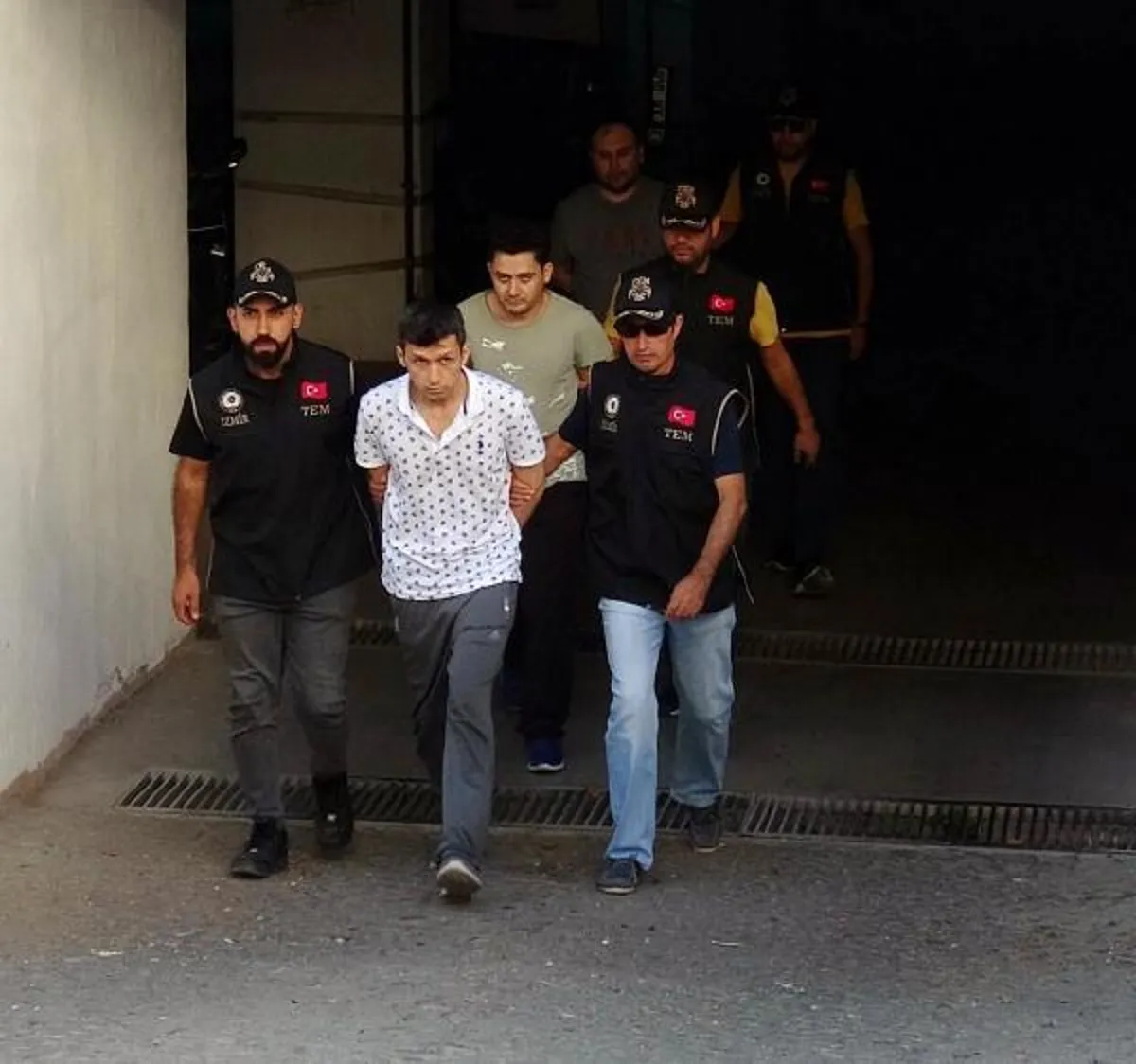 İzmir’de 3 eski üsteğmen, sahte kimlikle ‘gaybubet evi’nde yakalandı
