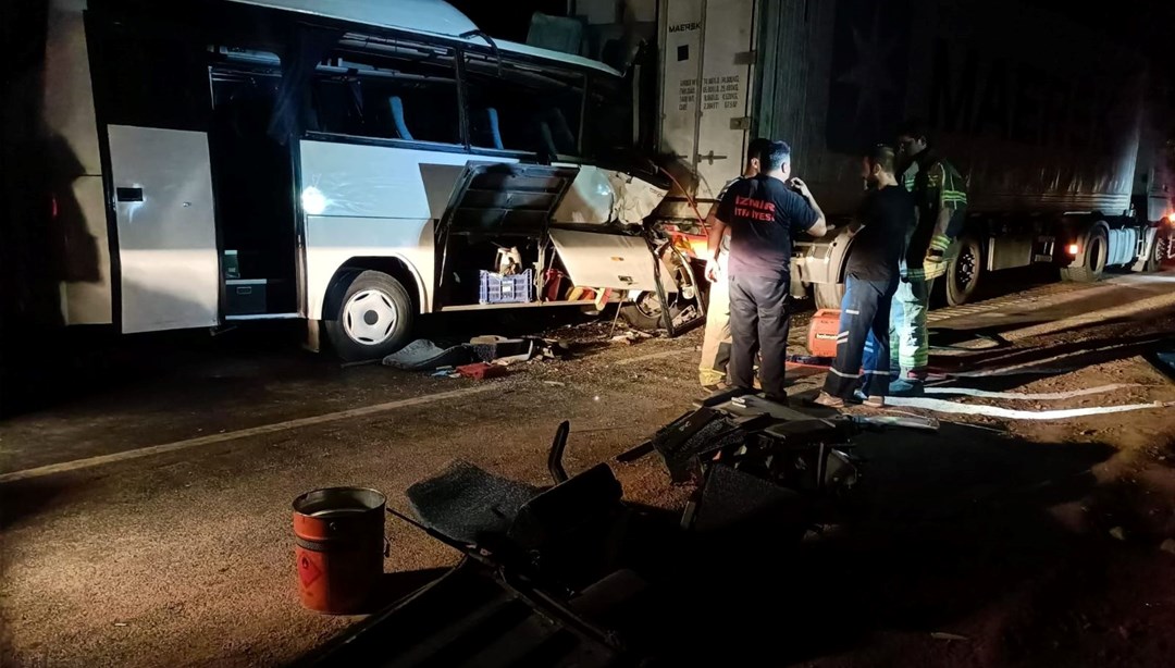 İzmir’de servis minibüsüyle TIR çarpıştı: 2 ölü