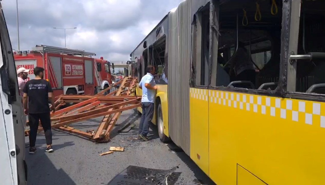 Kamyondaki demirler İETT otobüsüne düştü: Çok sayıda yaralı