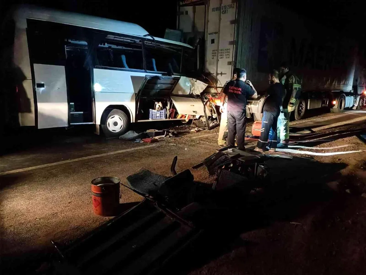 Son dakika haber | Servis minibüsü ile tır çarpıştı: 2 ölü