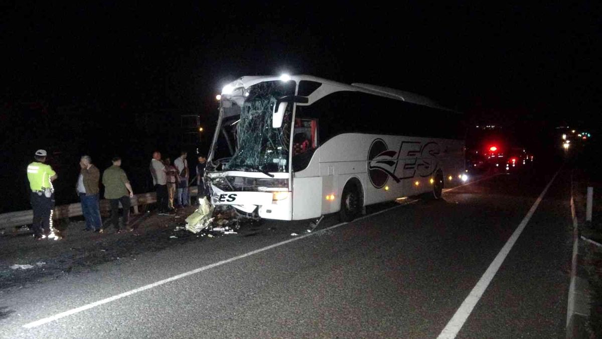 Son dakika haber… Tıra arkadan çarpan otobüste 1 kişi öldü, 43 kişi yaralandı