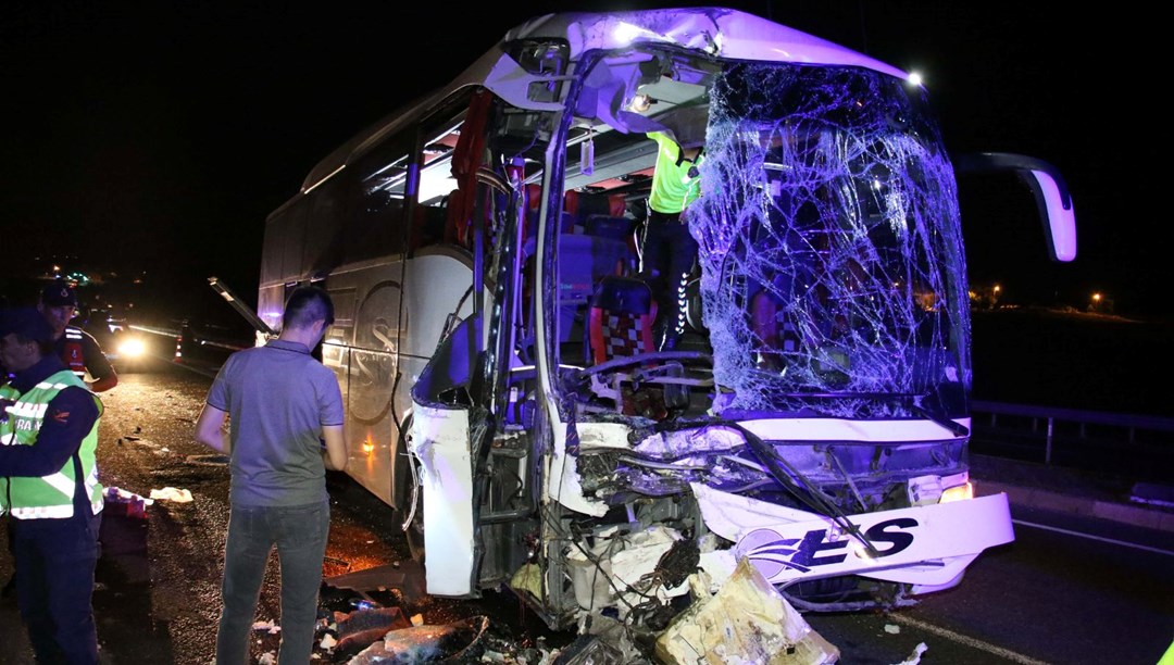Uşak’ta yolcu otobüsü TIR’a arkadan çarptı: 1 kişi öldü, 43 kişi yaralandı