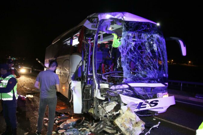 Yolcu otobüsü arkadan tıra çarptı: 1 ölü, 43 yaralı