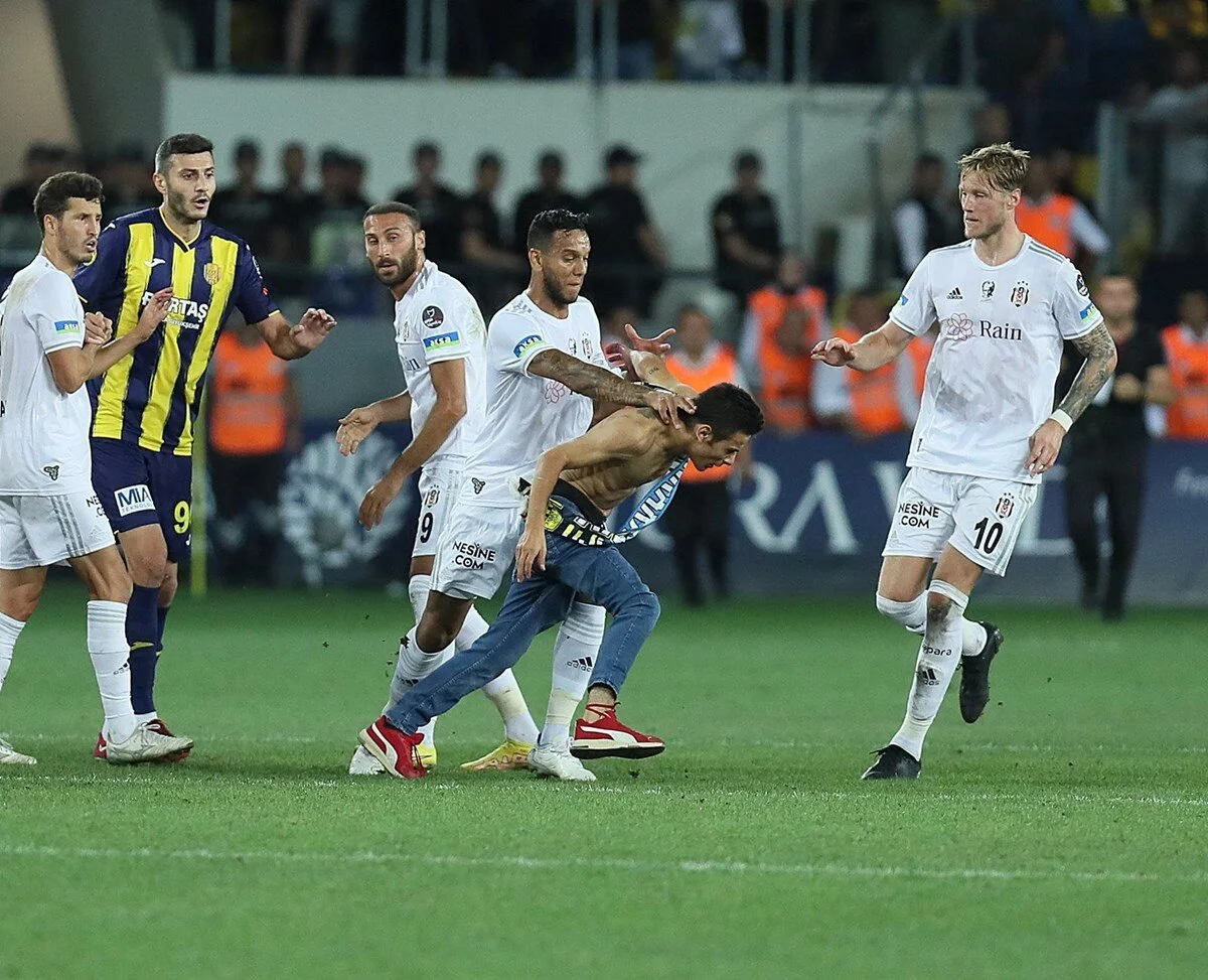 Beşiktaş yönetimi, Josef De Souza’nın kırmızı kartının iptalini istiyor