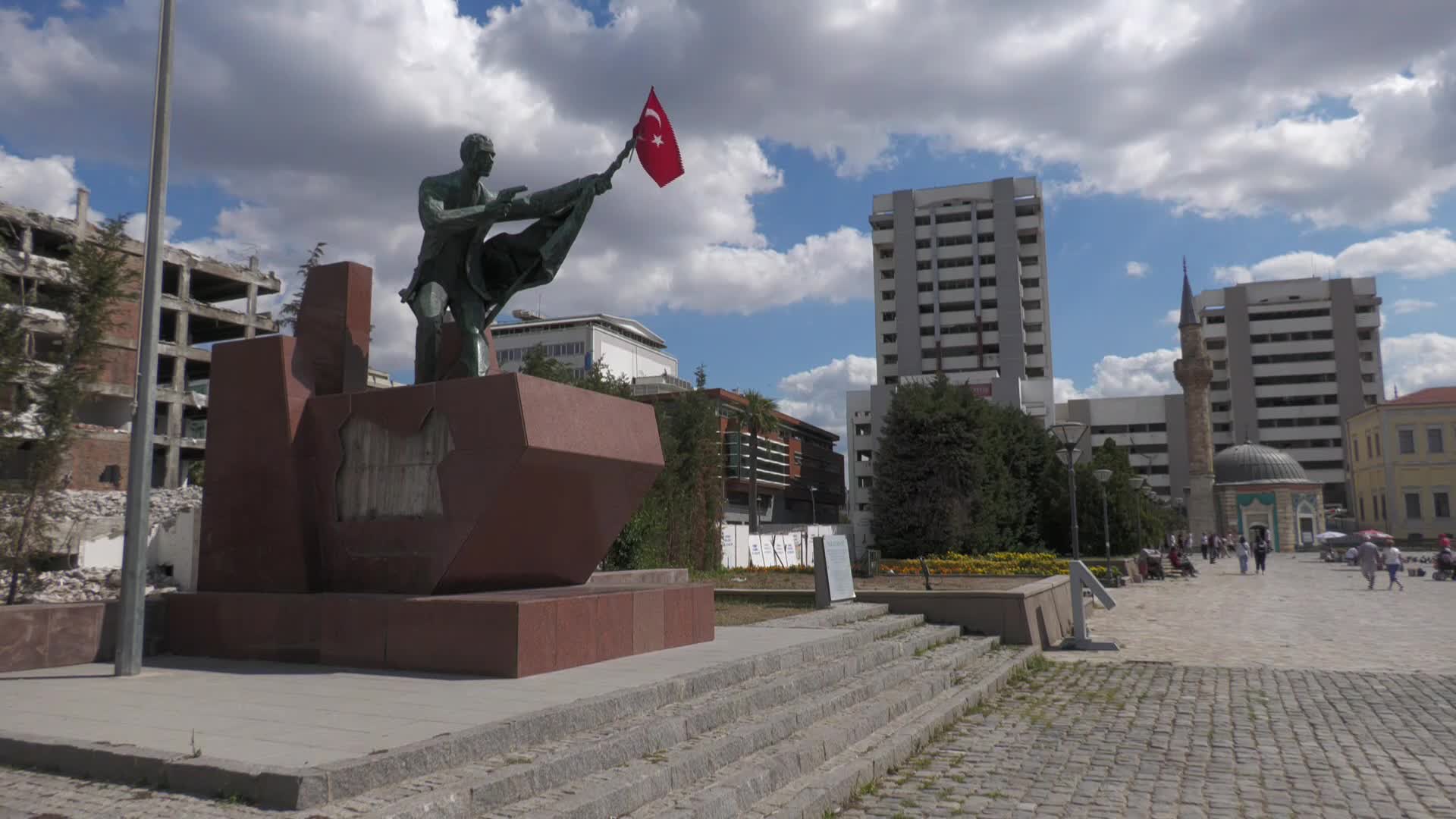 Hırsızlar, İzmir’deki İlk Kurşun Anıtı’nın Rölyefini Çalmak İstedi