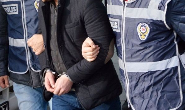 İzmir’de hakkında 27 yıl 11 ay kesinleşmiş hapis cezası bulunan zanlı polis ekiplerince yakalandı