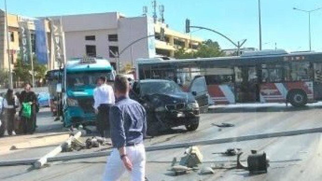 İzmir’de otomobilin dolmuşa çarpması sonucu 16 kişi yaralandı