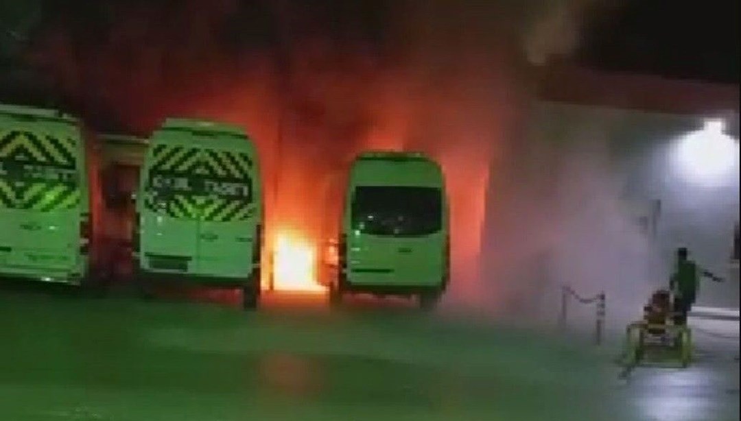 Park halindeki servis minibüsü alev alev yandı