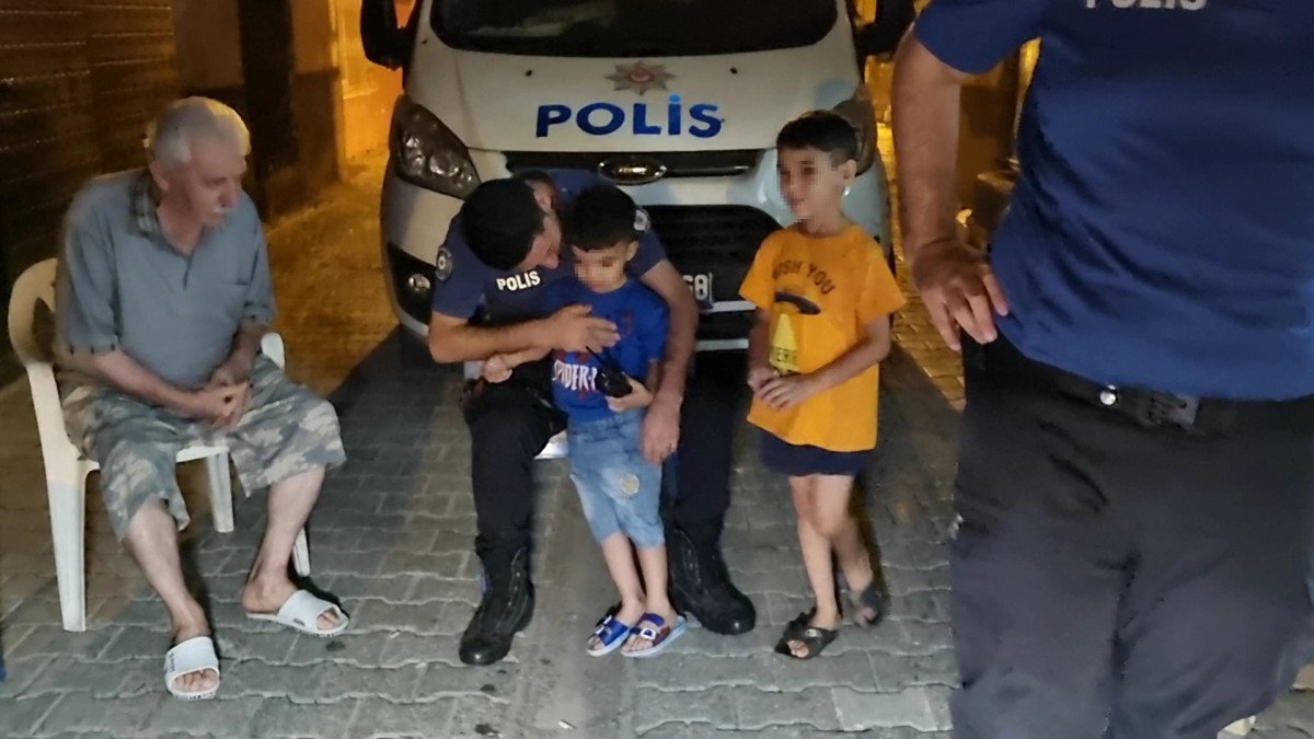 Adana’da evde yalnız bırakılan çocukları, gece vakti polis buldu