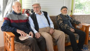 Sakarya’da bir asrı deviren asker arkadaşları, 70 yıl sonra özlem giderdi