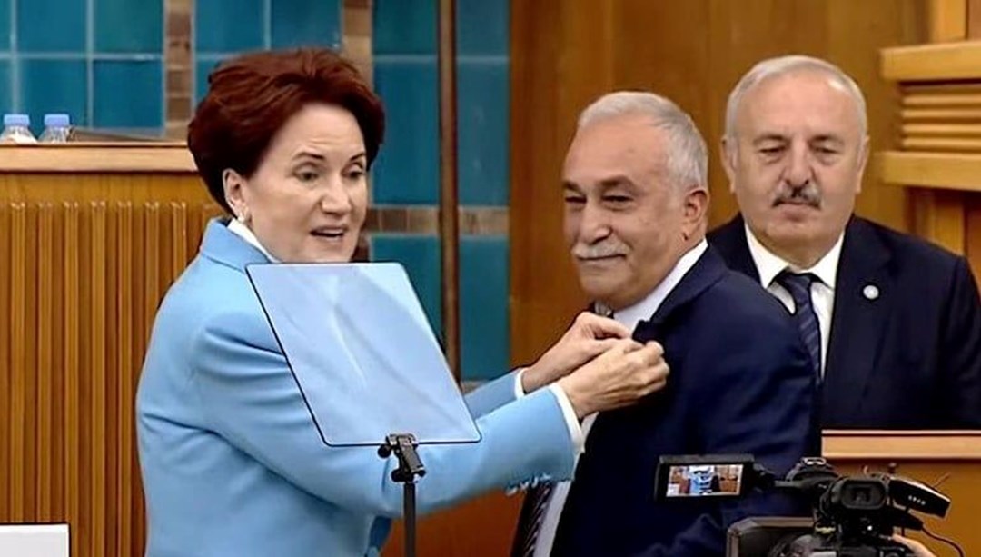 Akşener, Ahmet Eşref Fakıbaba’nın rozetini taktı