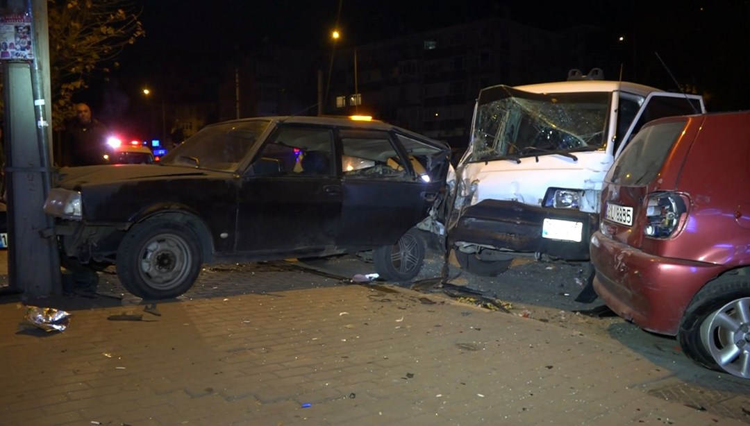 Bursa’da park halindeki 3 araca çarpan sürücü kaçtı