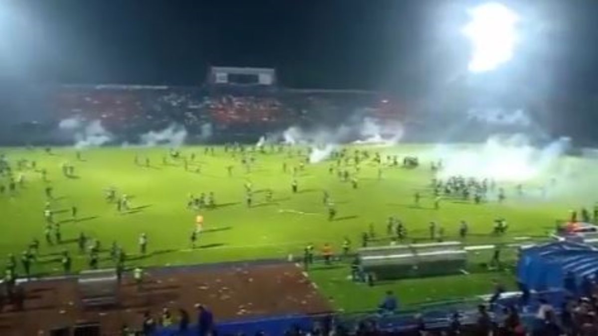 Endonezya’daki futbol maçında çıkan izdihamda 174 kişi öldü