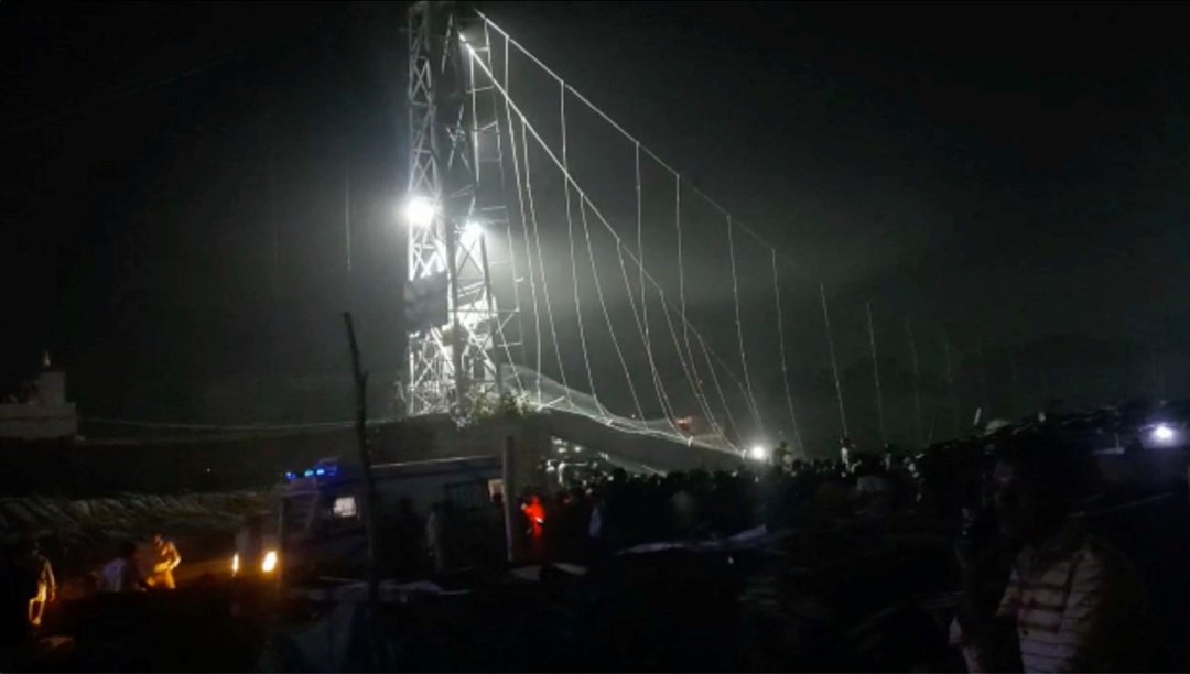 Hindistan’da asma köprü çöktü: 90 ölü