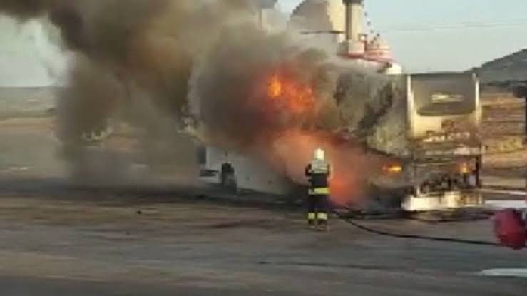 Manisa’da seyir halindeki yolcu otobüsü alev alev yandı