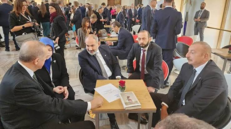 Cumhurbaşkanı Erdoğan Prag’da Aliyev ve Paşinyan’la görüştü
