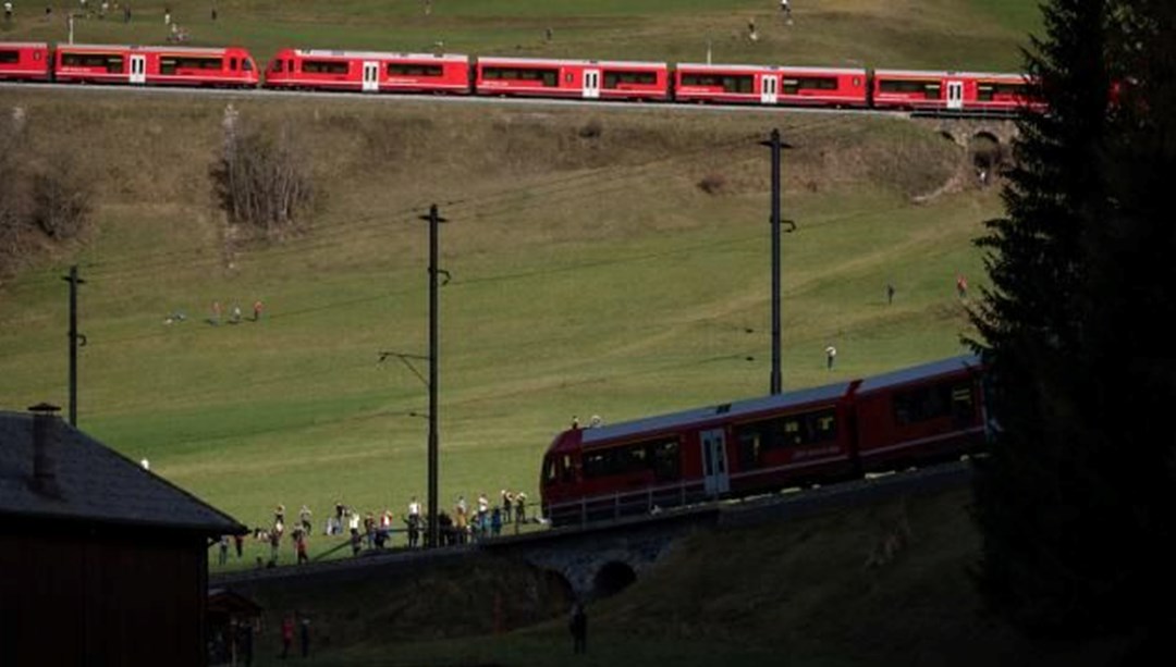İsviçre’de dünyanın en uzun yolcu treni sefer yaptı