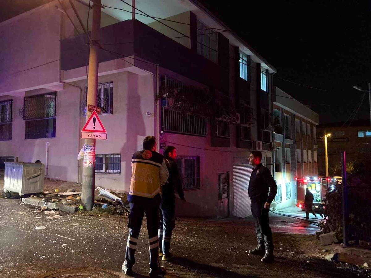 İzmir’de dini içerikli kitapları ve eşyalarını yakarak balkondan aşağı atan kadın, daha sonra da kendi evini yaktı