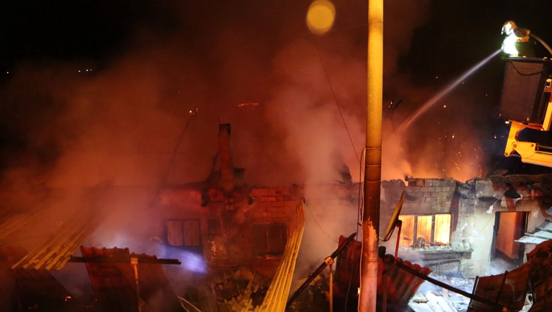 Manisa’da yangın: 2 ev kül oldu