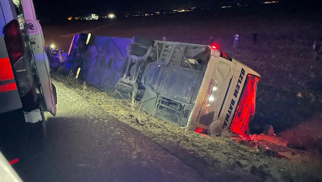 Şanlıurfa’da yolcu otobüsüyle kamyonet şarampole devrildi: 25 yaralı