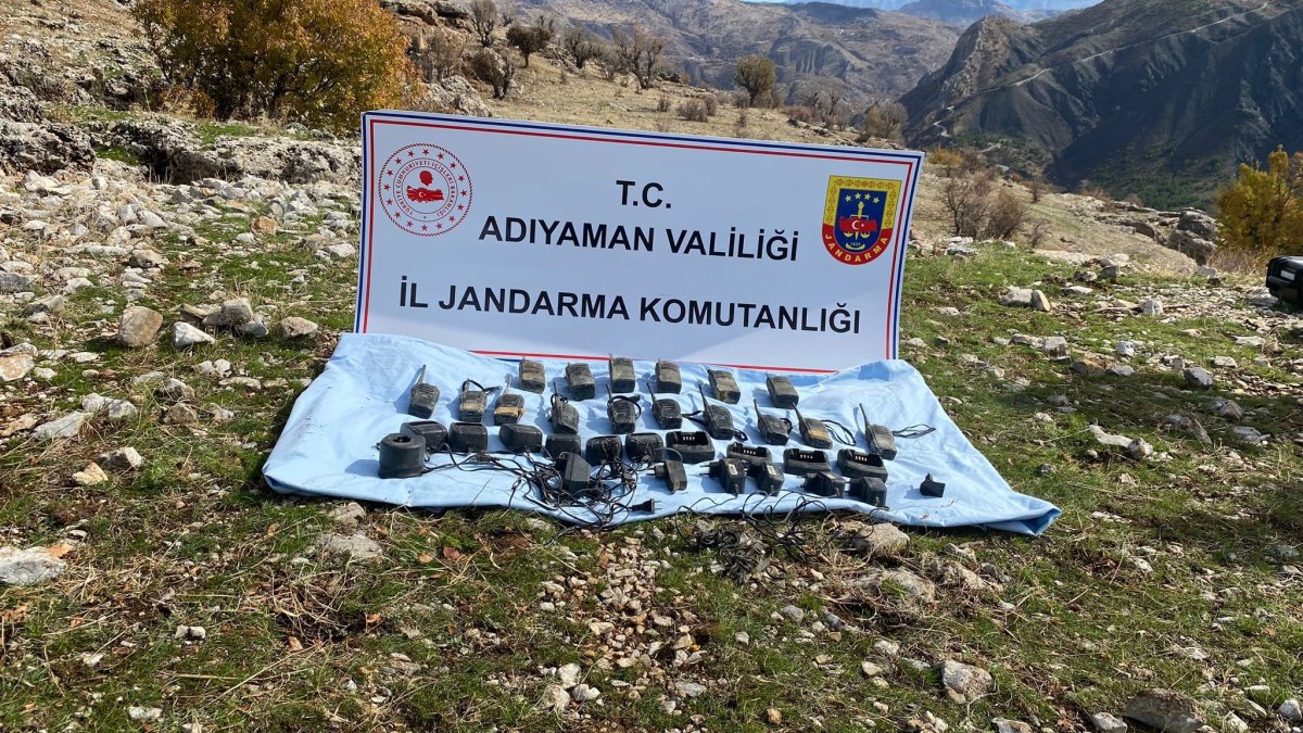 Adıyaman’da PKK’ya ait toprağa gömülü telsizler ele geçirildi