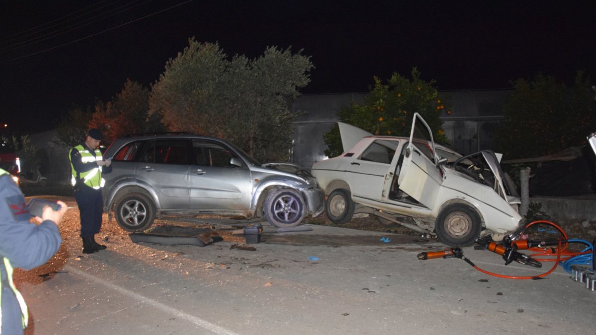 Antalya’da otomobil kafa kafaya çarpıştı: 2 ölü