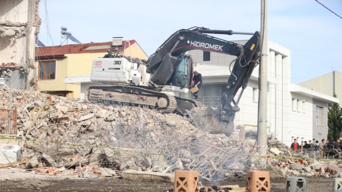 Düzce’de hasarlı binaların yıkımı sürüyor