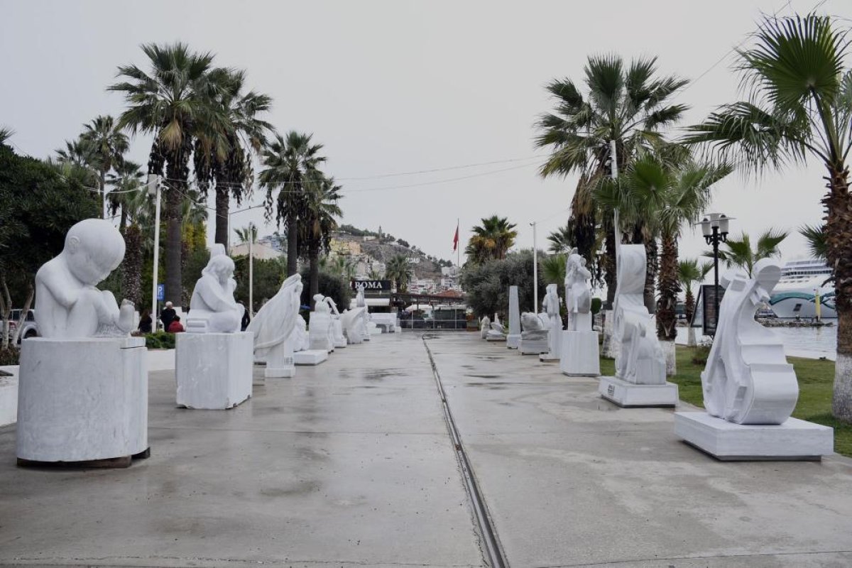 CHP’li Kuşadası Belediyesi sahili heykellerle doldurdu