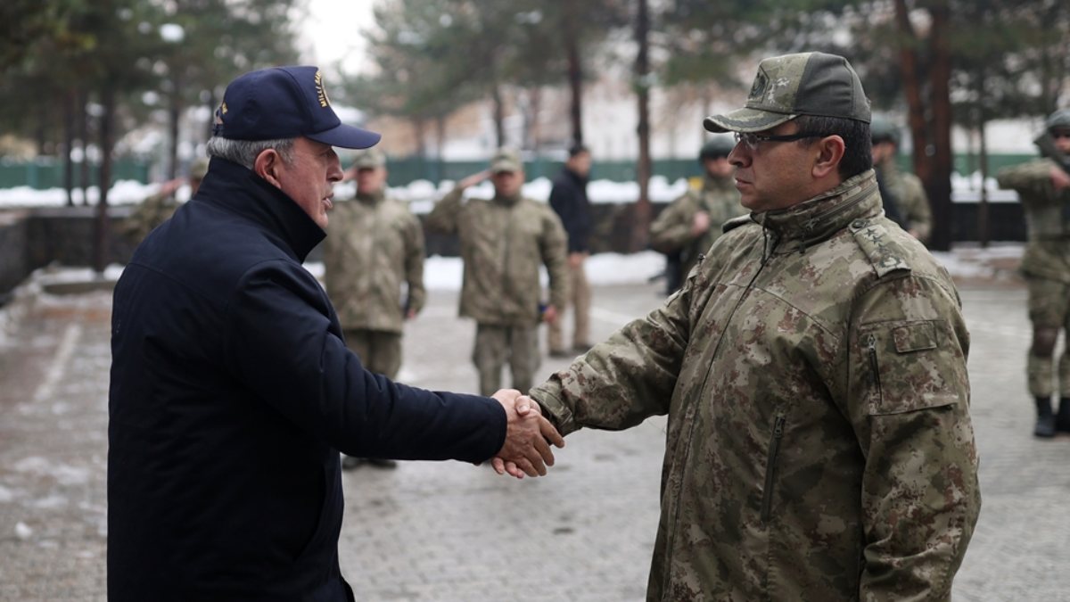 Hulusi Akar ve TSK komuta kademesi Irak sınırında