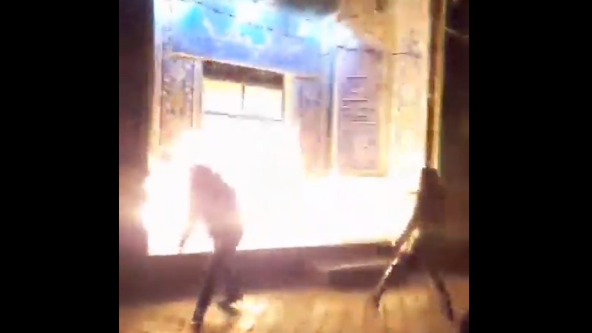 İran’da mollaların eğitim aldığı medreseler yakıldı