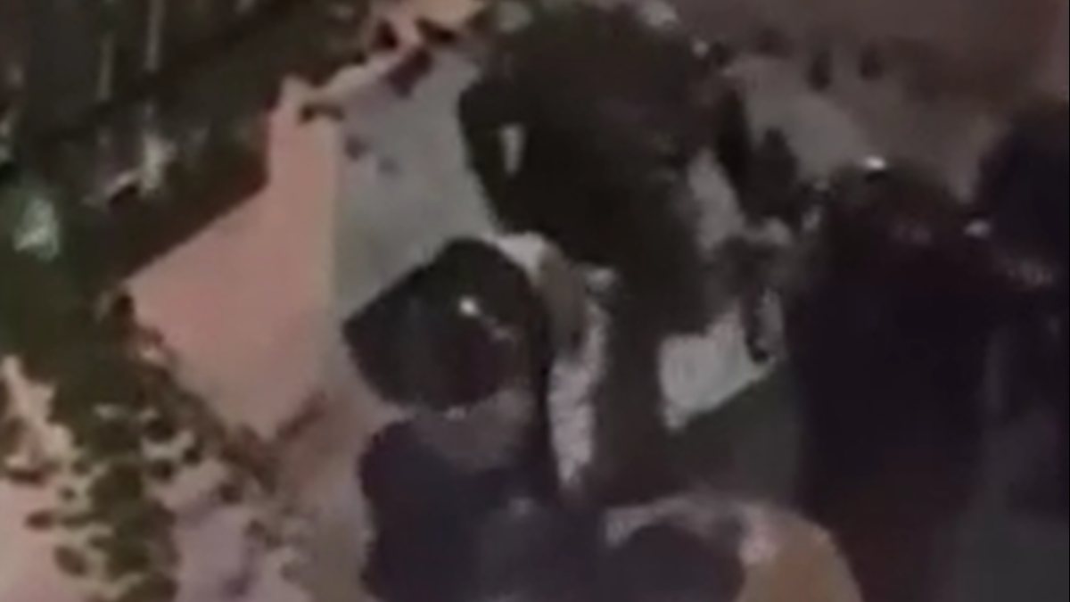 İran’da polisin bir genci acımasızca darbettiği anlar kamerada